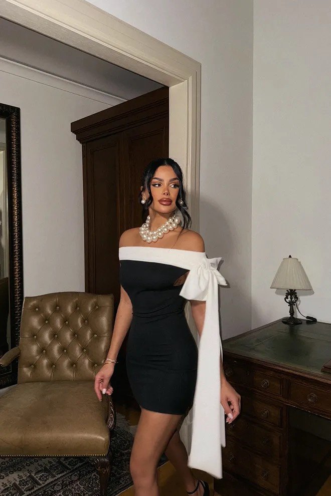 Zwarte mini – jurk met witte strik–maat mini jurk